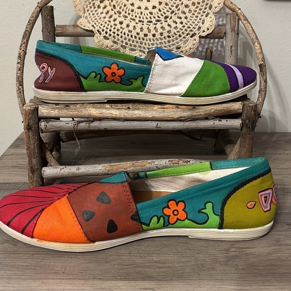 PRE OWNED CUSTOM HANDMADE PAINTED SCOOBY-DOO SLIP ON FLATS SHOES - Picture 4 of 15